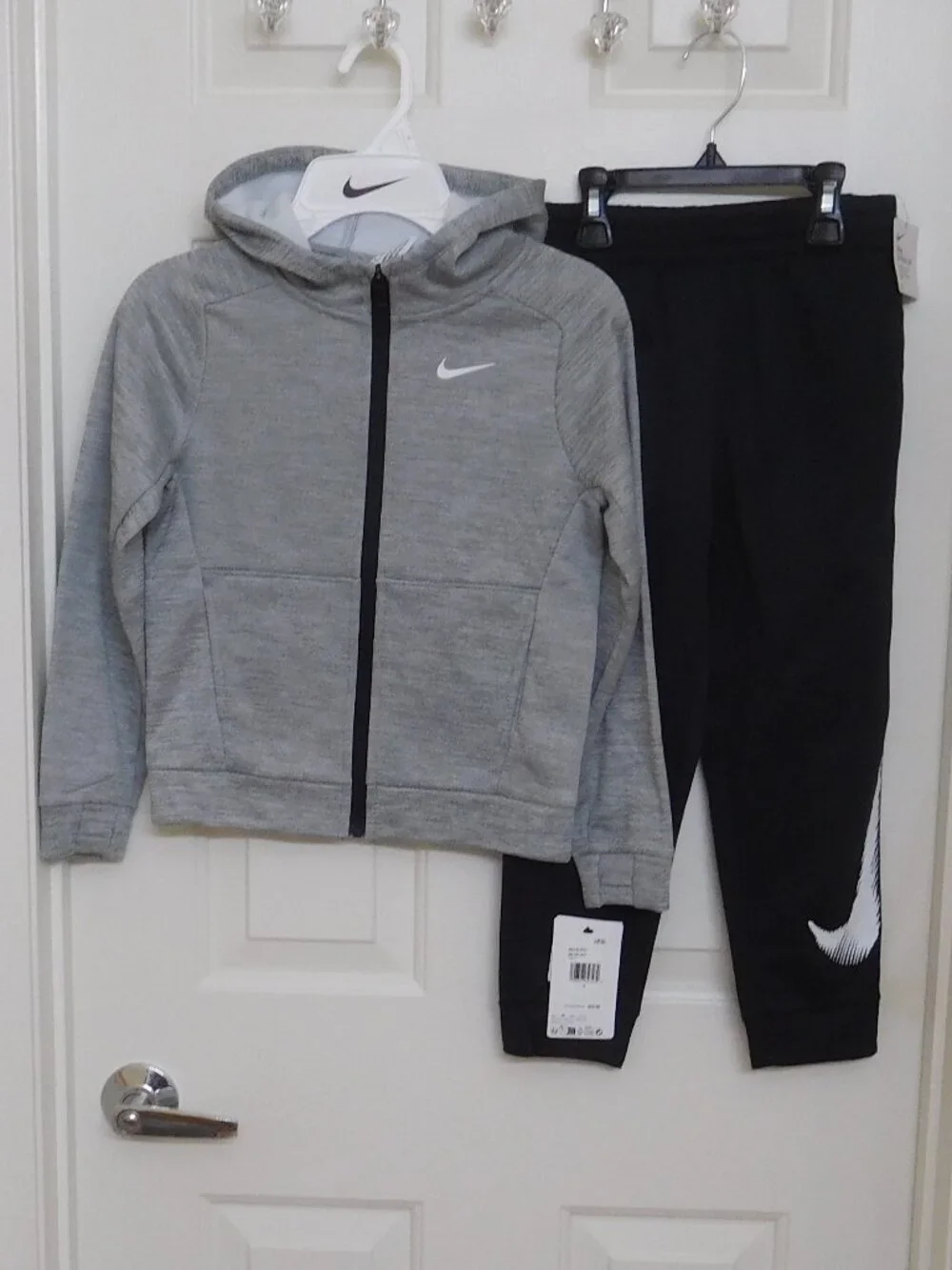 NWT 2pc Nike Gray Zip Front Hooded Sweatshirt & Black Joggers sz 7